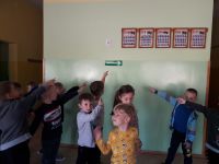 Kotki poznają znaki i drogę ewakuacyjną w przedszkolu.