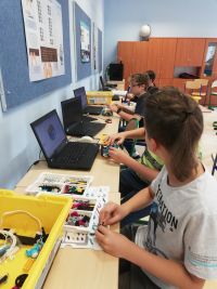 Uczniowie programują zbudowane roboty