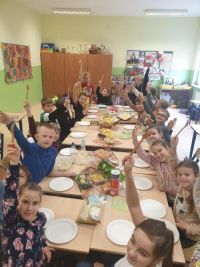 uczniowie klasy 3 przy wspólnych posiłku potraw z ziemniaków