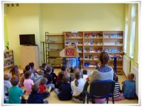 Dzieci słuchają opowieści o książkach