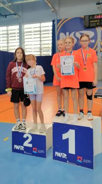 Zadowolone reprezentantki klas 5-6 na podium zwycięzców