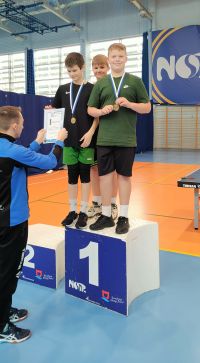 Nasi eprezentanci klas 5-6 dumni i zadowoleni, podczas dekoracji złotymi medalami
