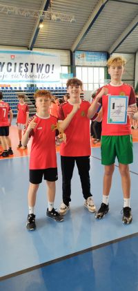 Robert Maciej i Szymon właśnie odebrali dyplom za 1 miejsce w turnieju