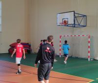 4 Piłka toczy się po obręczy a sędzia obserwuje jaki bedzie wynik naszego spotkania z Kazuniem Nowym