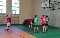 Szymon wykonał rzut wolny a Bruno po bloku idzie do zbiórki piłki z tablicy