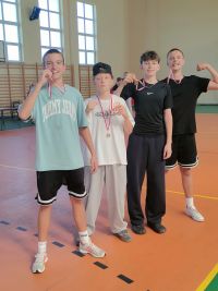 Radosna i dumna reprezentacja naszej szkoły ze swoimi medalami.. (1)