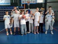 Zdjęcie drużyny prezentującej trofea, siłę i radość z kolejnego zwycięstwa..